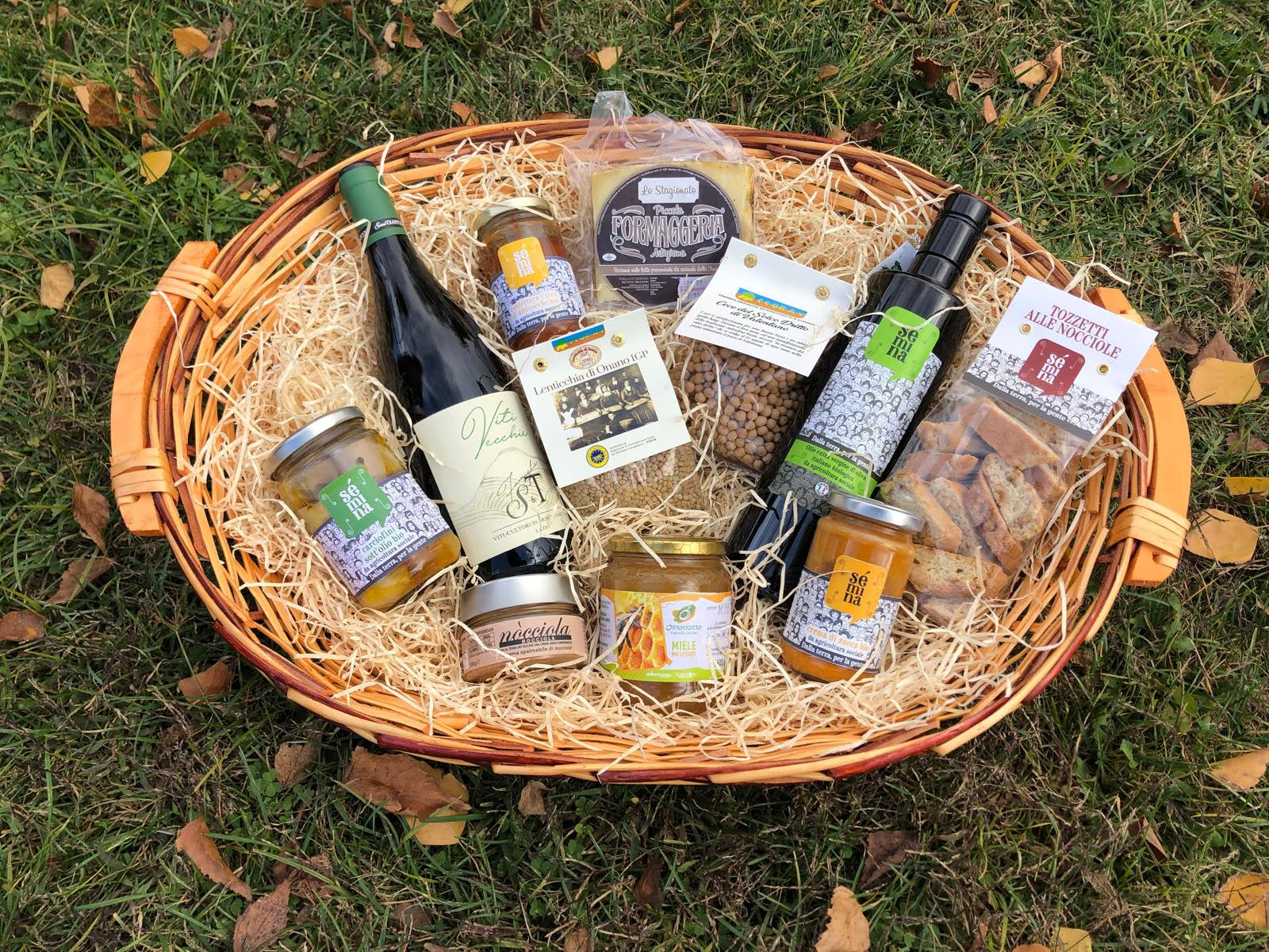 Non perdere l'occasione di vincere uno dei 5 esclusivi pacchi di prodotti biologici e solidali, frutto del lavoro degli ospiti di Ortostorto nei quali potrai trovare:

Carciofini Sottolio - Semina
Confettura Semina
Uovo di Pasqua Artigianale
Crema salata
Miele Semina
Olio EVO Bio
Tozzetti
Trancio di Capocollo
Pizza di Pasqua Artiginale
Trancio Formaggio
Vino Bianco
Vino Rosso
Lenticchie

...oltre a ciò, se disponibili, prodotti freschi dell'orto biologico!